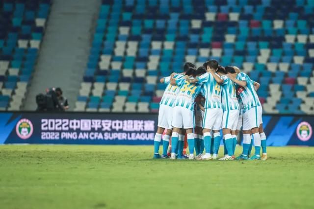 说着，陈多多瞪着眼睛问她：知不知道什么叫无用功？顾秋怡被她的气势震住，结结巴巴的说：知……知道啊……陈多多如老师提问差等生一般，质问她：来，你跟我说说，你怎么理解无用功这三个字？顾秋怡嘟囔道：我还能怎么理解啊……不就是物理上说的无效做功吗？也就是说，做功得不到想要的转化……陈多多一摆手：我是学文科的，你别跟我整什么物理做功那套，我来跟你通俗易懂的解释解释什么叫无用功。